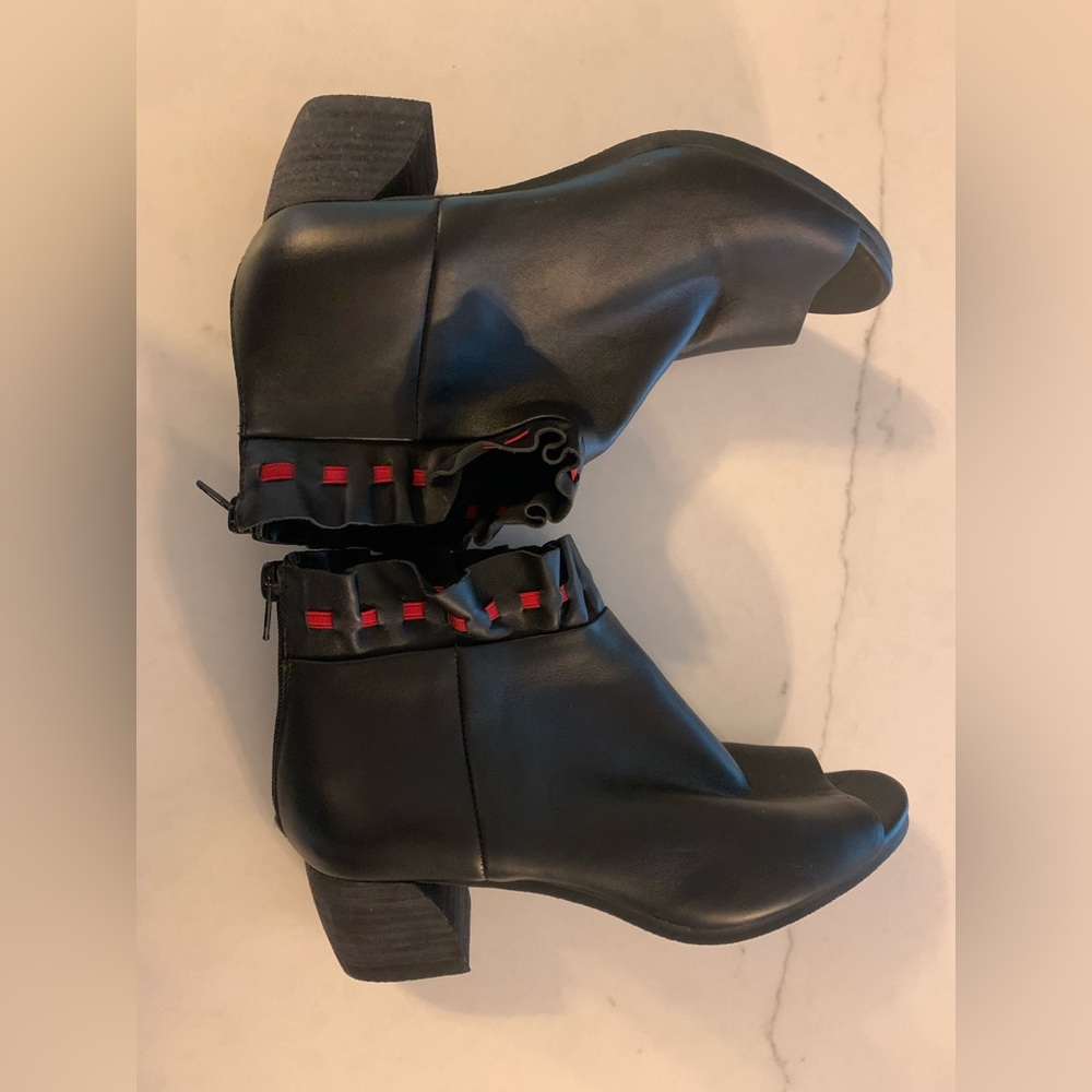 Lori Goldstein Size 8 Binnie Black Ruffle Leather Peep-Toe Ankle Boots Like New